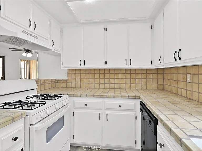 1052 Belmont Ave #B — Photo 6