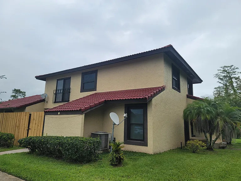 456 Hunter Cir — Photo 1