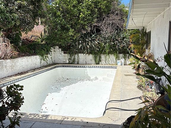 3rd image of 819 Perry Ave