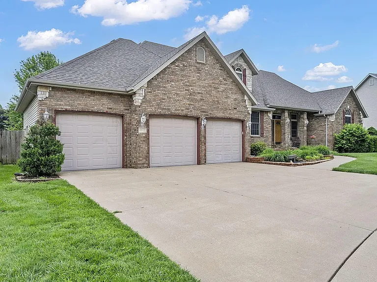 1002 E Rachael Dr — Photo 1