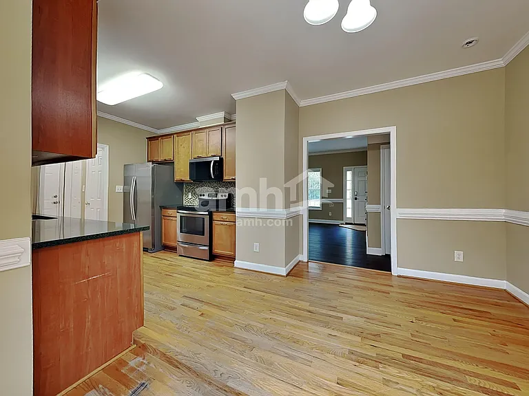 7904 Willow Croft Dr — Photo 3