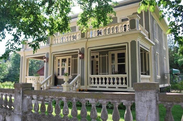 Front w/ concrete fence