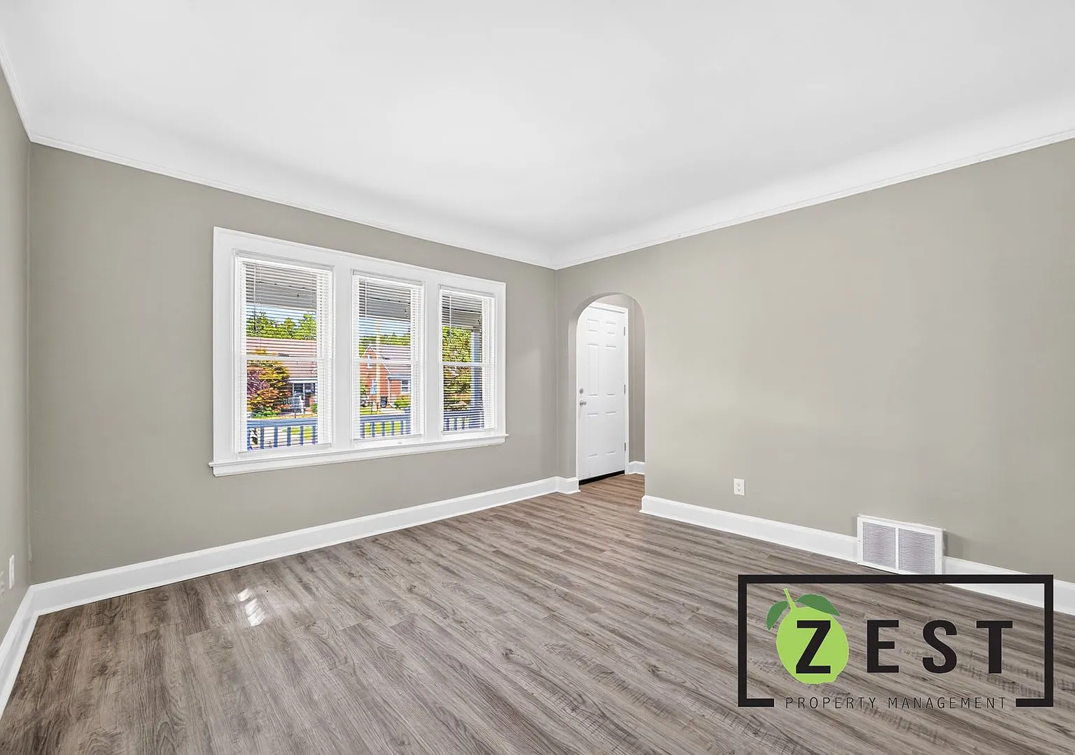 Amazing 5 Bed 2 Bath- $1,500 Monthly — Photo 4