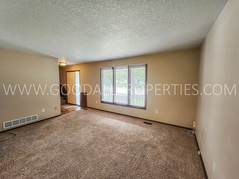 924 Prairie View Dr — Photo 7