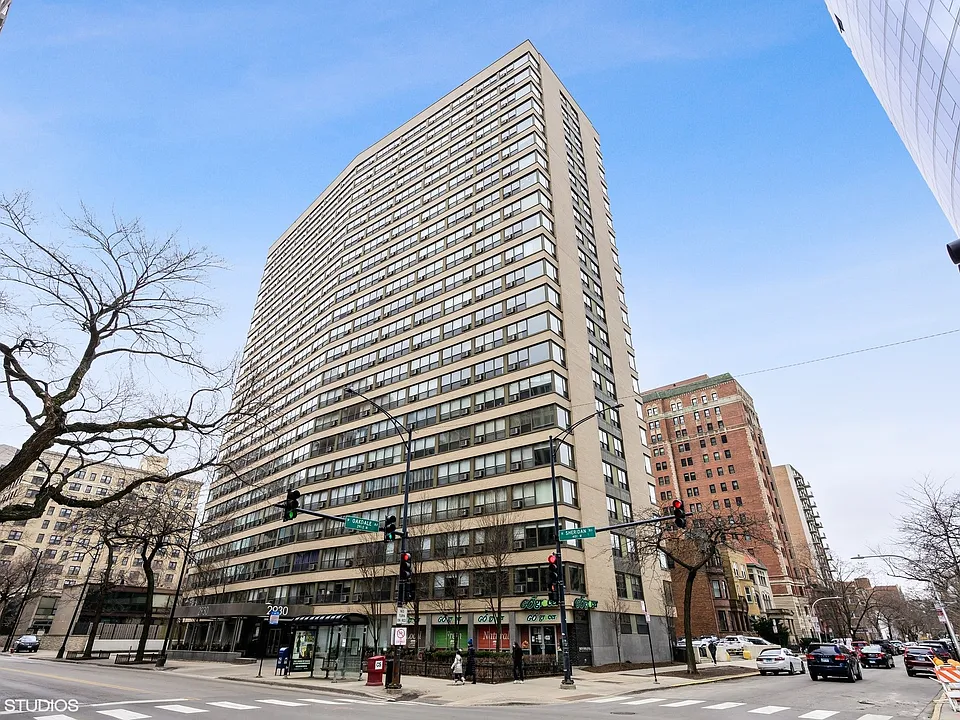 2930 N Sheridan Rd #202