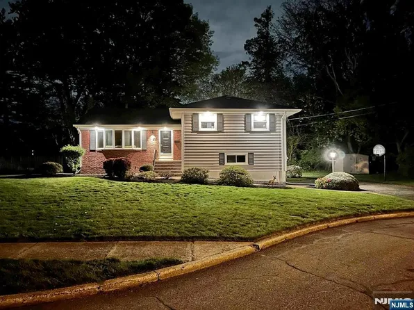 800 Glenside Ct W, Oradell, NJ 07649