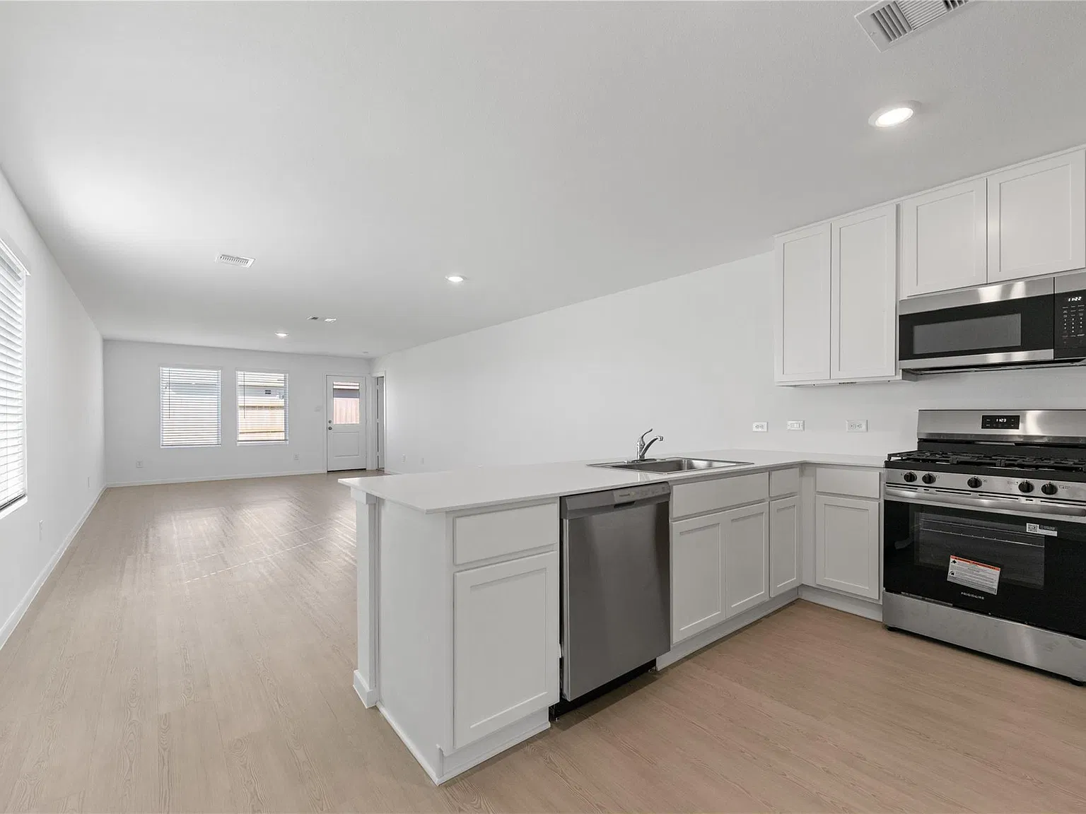 4 bed, 2.0 bath, 1640 sqft, $1,950 — Photo 3