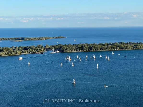 55 Cooper St #5811, Toronto, ON M5E 0G1