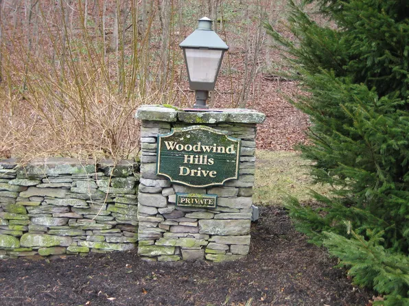 1015 Woodwind Hills Dr, Dalton, PA 18414