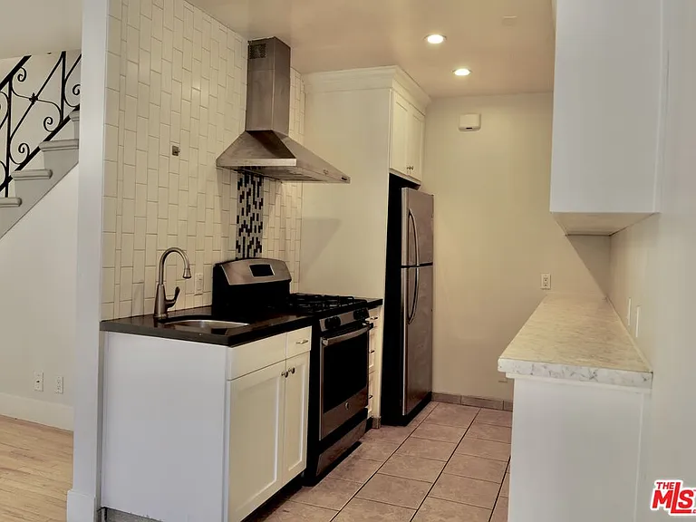 4423 Cahuenga Blvd — Photo 2