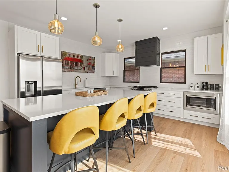 374 E Grand Blvd #2A — Photo 4