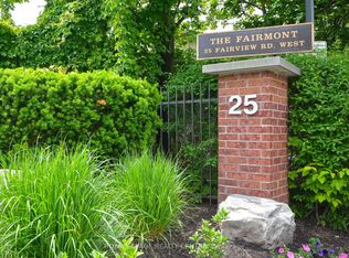 25 Fairview Rd W #807, Mississauga, ON L5B 3Y8