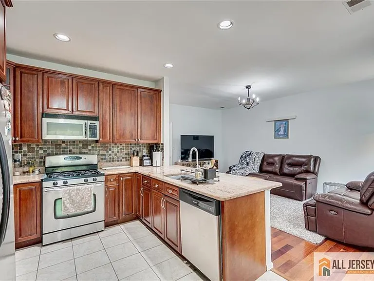 7 Stanford Dr — Photo 13