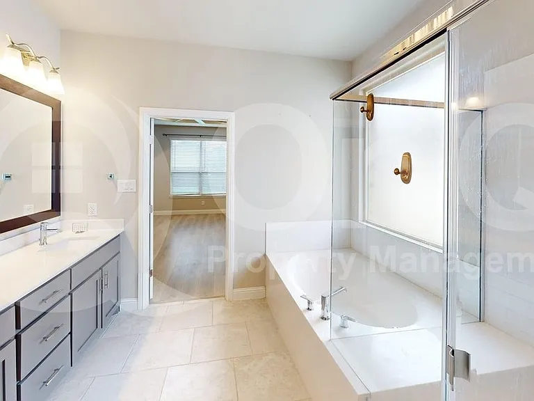 1005 Whitehall Ln — Photo 17