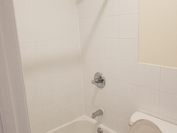 4th image of 321 W 30th St APT D4