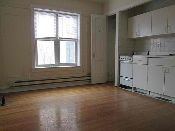 2nd image of 427 W Belden Ave #C103c