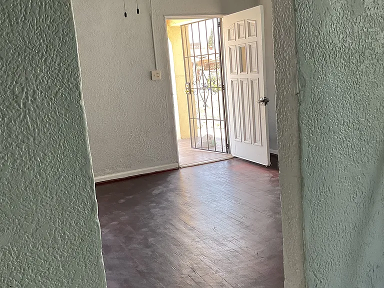 3910 La Luz Ave — Photo 5