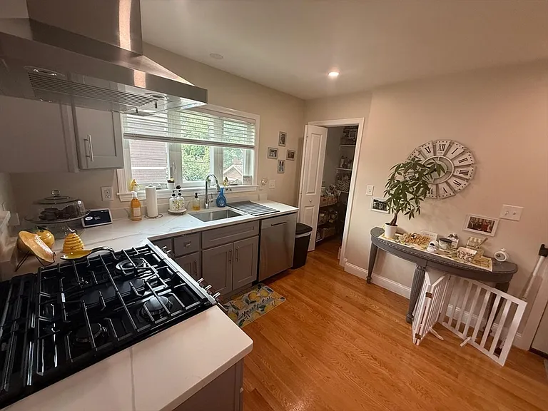 44 Ashland St #2F — Photo 8
