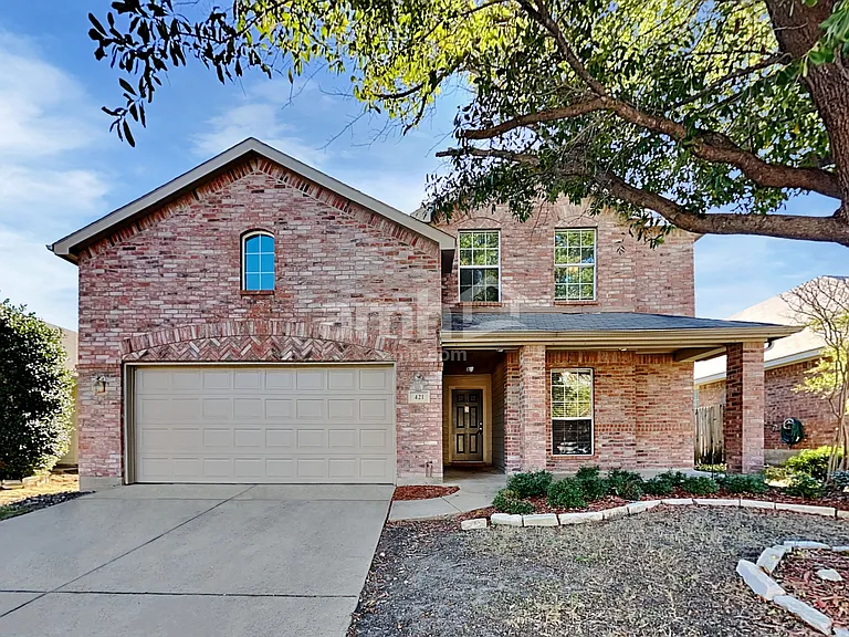 421 Hackberry Dr — Photo 1