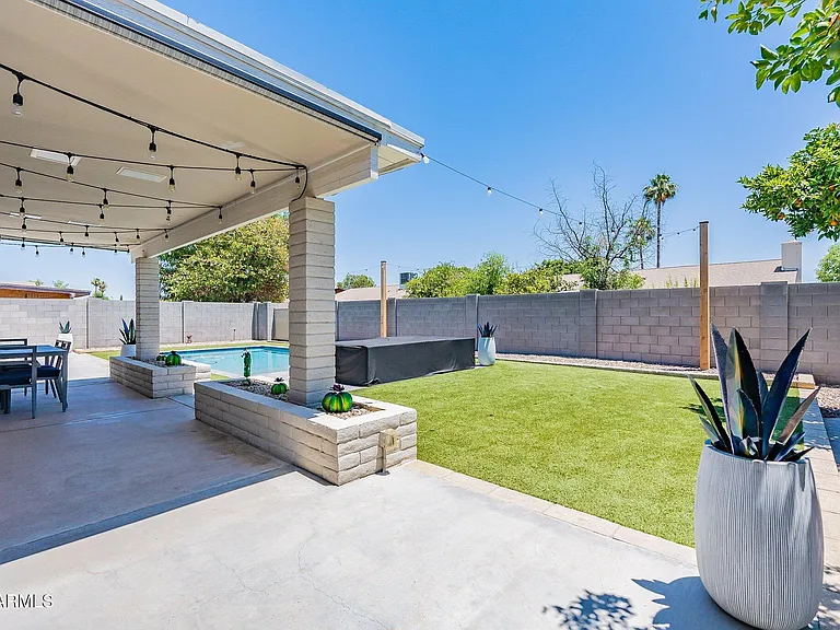 2033 E Harvard Dr — Photo 27