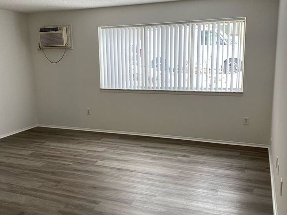 4th image of 452 E Elmwood Ave #102