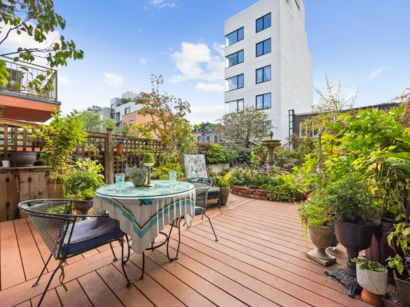 607 Manhattan Avenue image 2 of 16