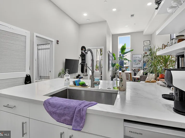 2045 Trenton Ave — Photo 5