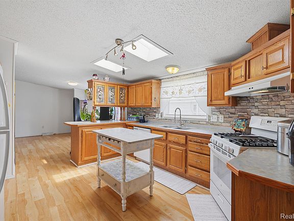 2nd image of 23338 Arlington Dr
