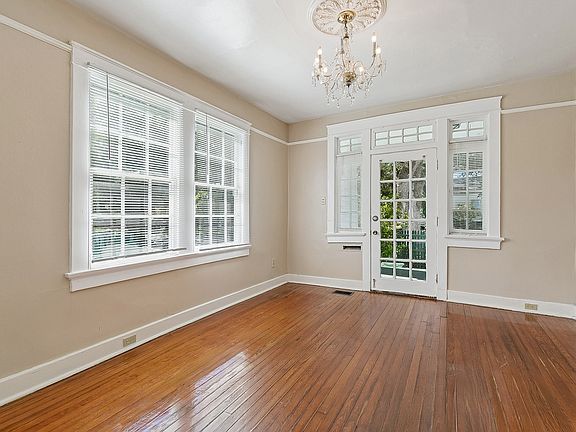 5th image of 4001 Banks St
