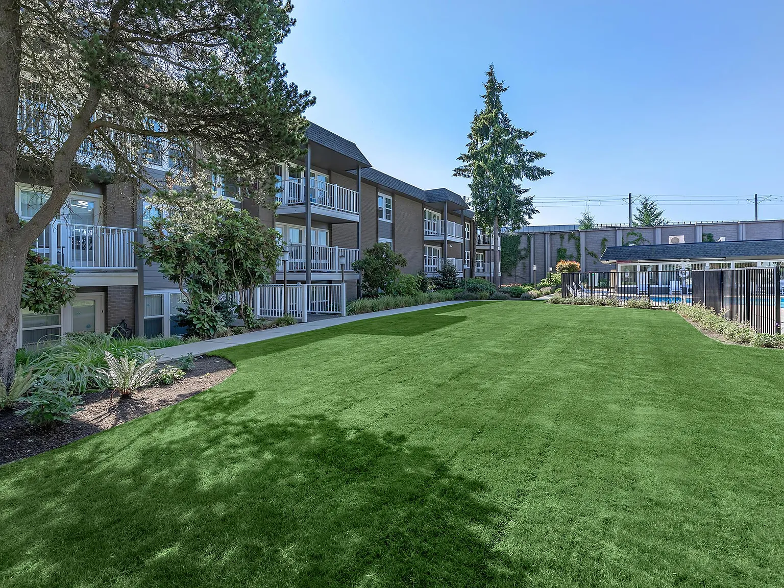 Corinthian Apartments — Photo 4