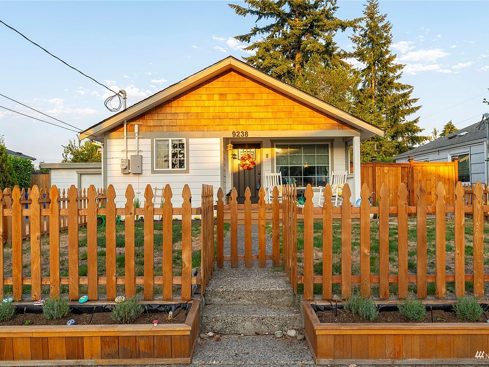 West facing home. Fully fenced front and back. Covered front and side entry.>