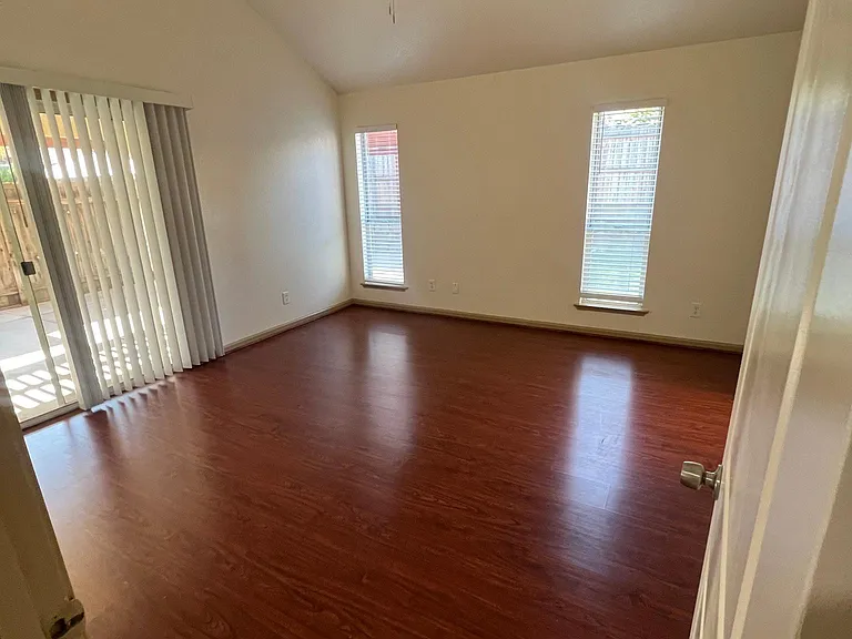 921 Fedora Ave — Photo 9
