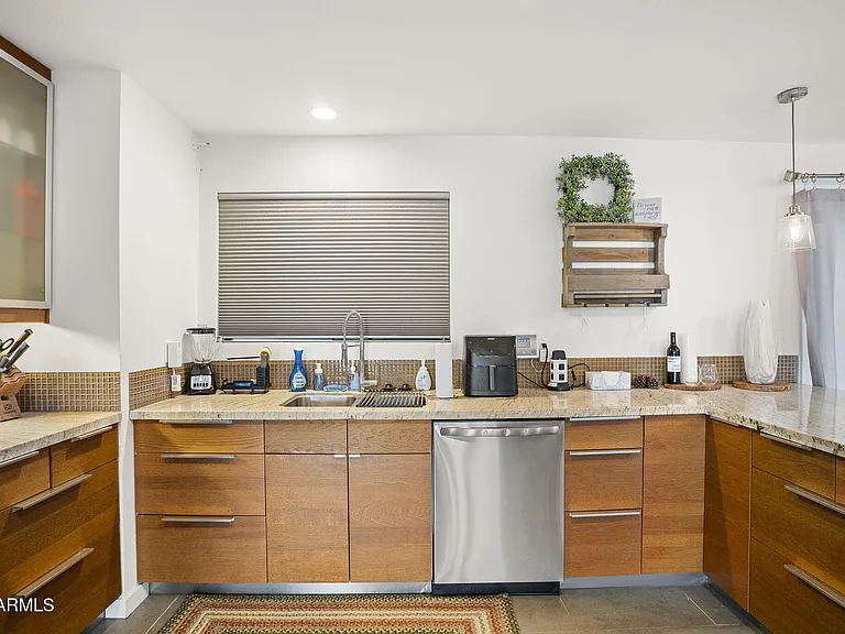 3141 E Sierra St — Photo 15