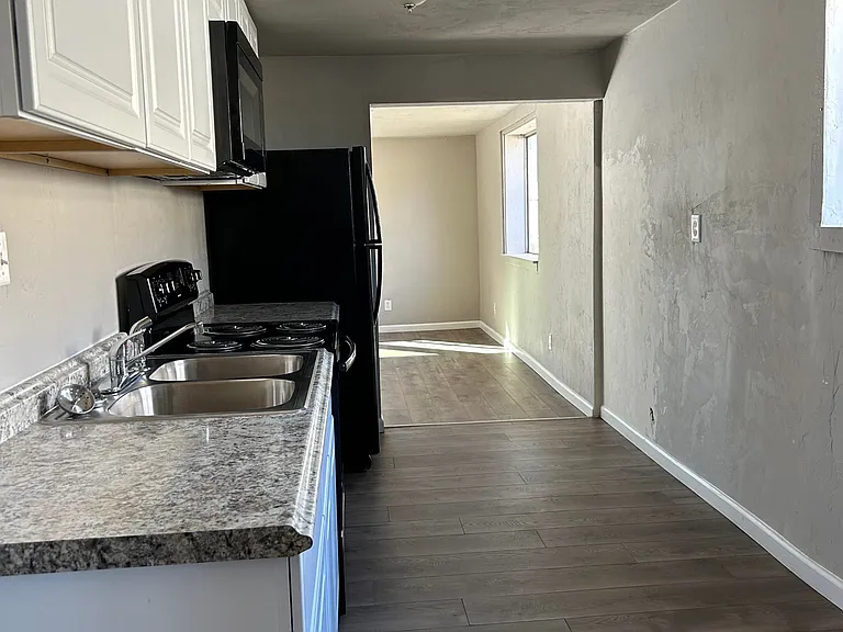 212 W Blacklidge Dr — Photo 7