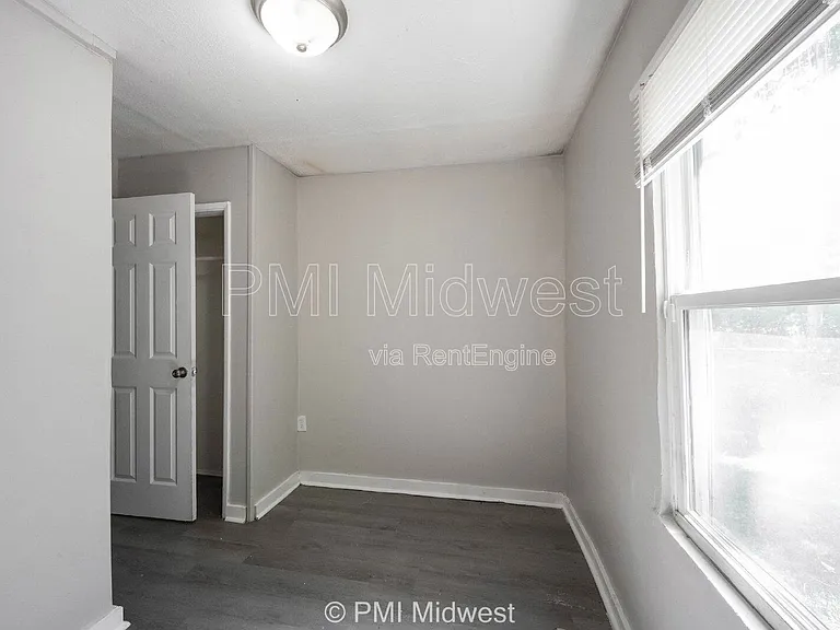 445 W 29th St — Photo 8