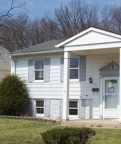 17823 Community St photo 1