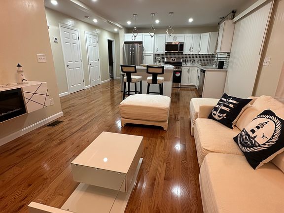 4th image of 1735 Smith St Floor 2