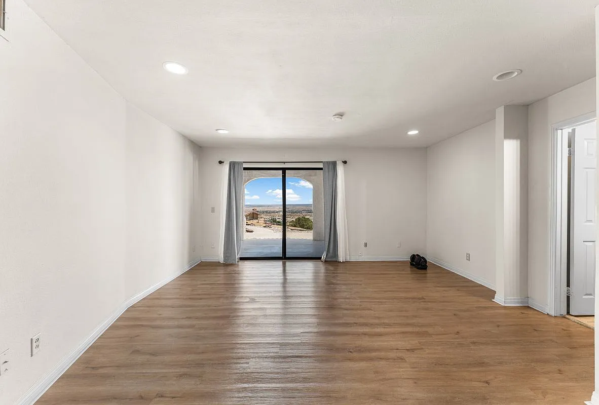 4 bed, 3.0 bath, 2894 sqft, $4,490 — Photo 3
