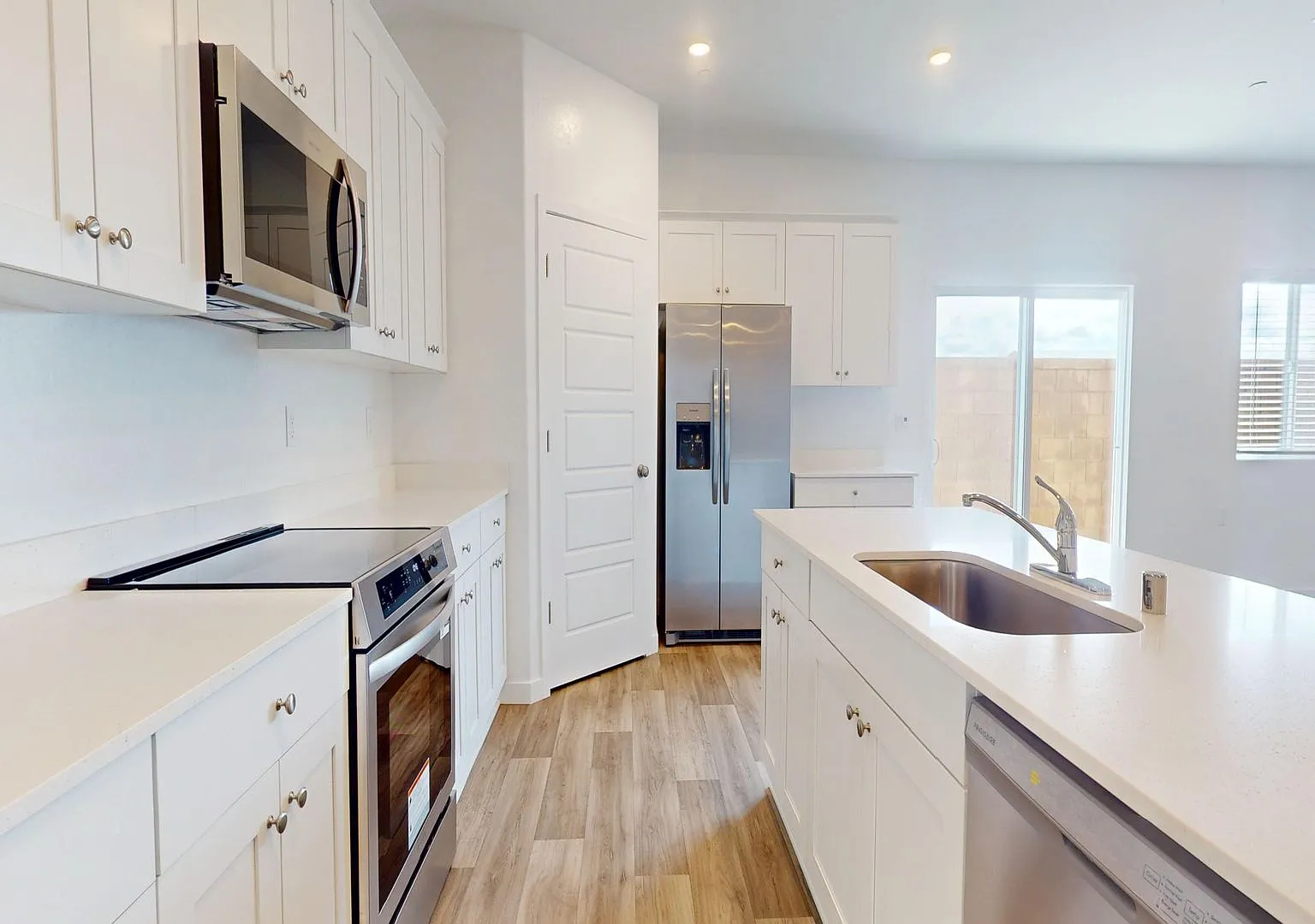 Move In Special- 1/2 Off First Month Rent 3231 Carambola Ave. Clovis, Ca 93619 — Photo 3