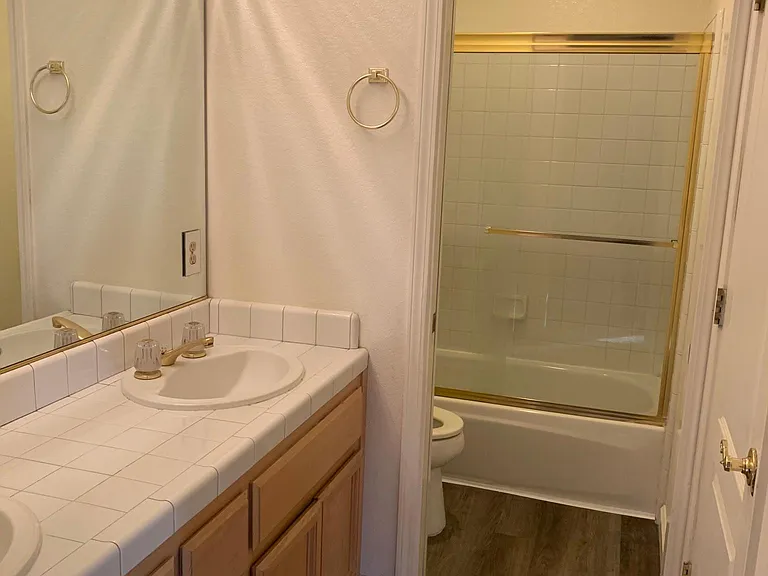 4020 Eastwood Village Ln — Photo 9