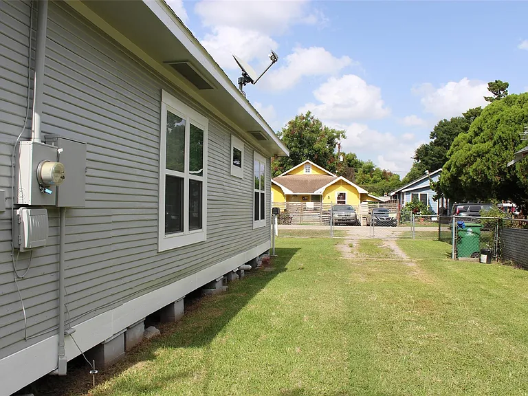410 Hahlo St — Photo 26