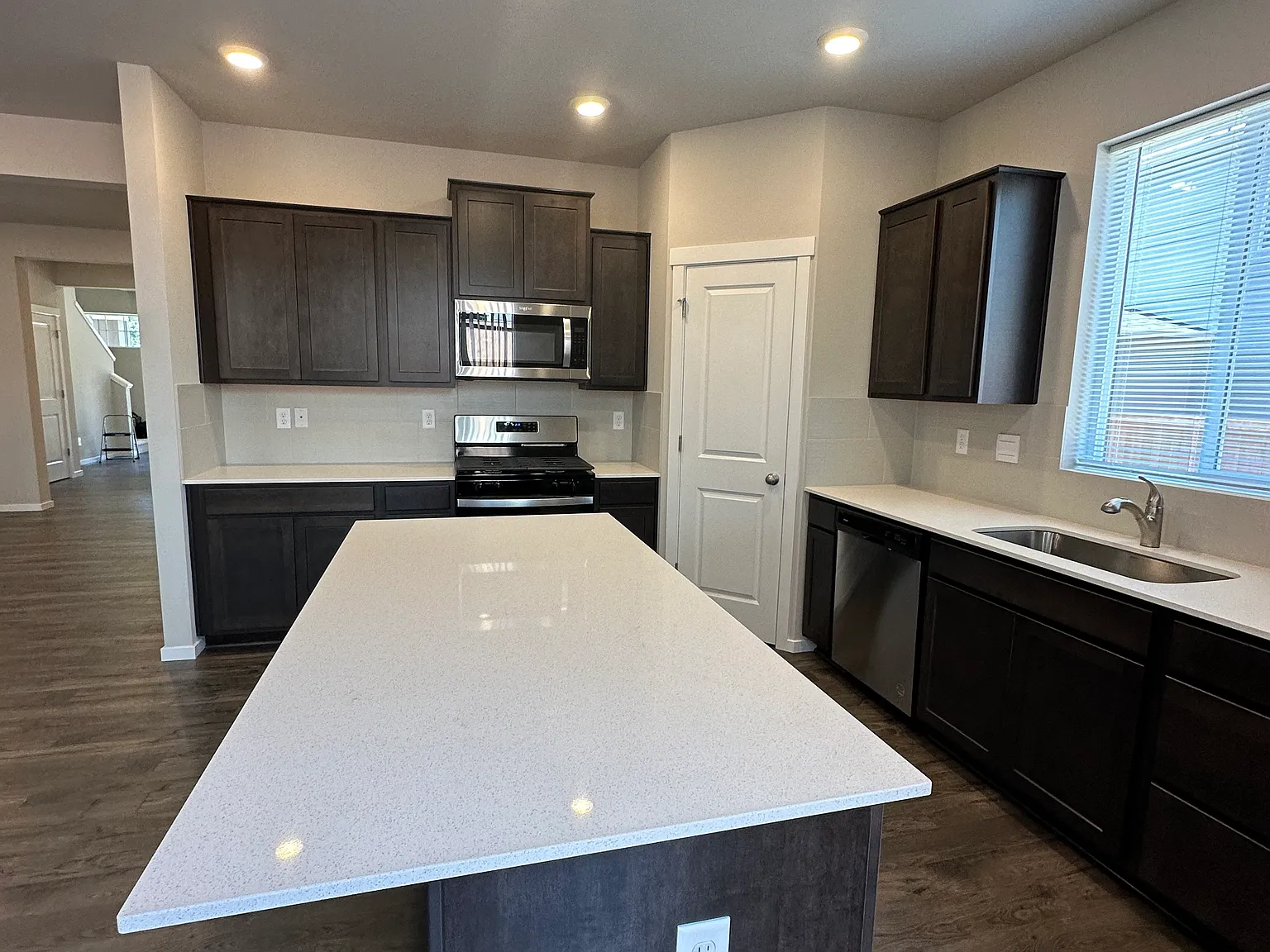 5 bed, 2595 sqft, $3,395 — Photo 4