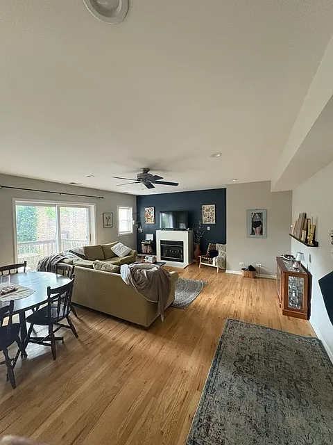 1050 W Dakin St #2E