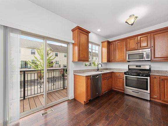 3rd image of 1502 Lakeridge Ct