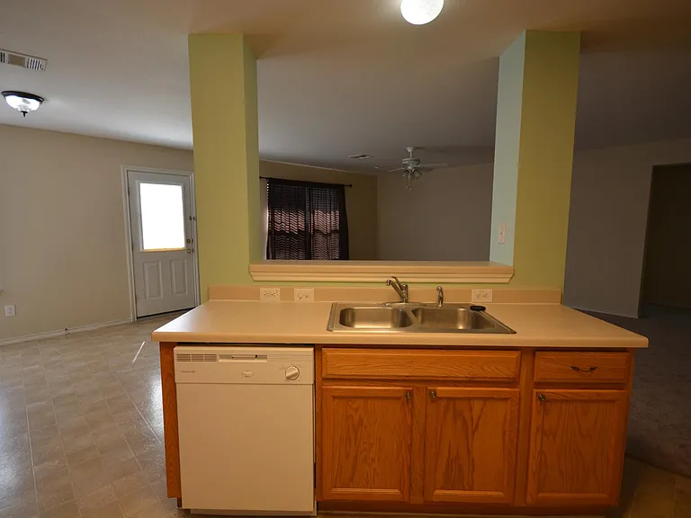 410 Goldenrod St — Photo 5
