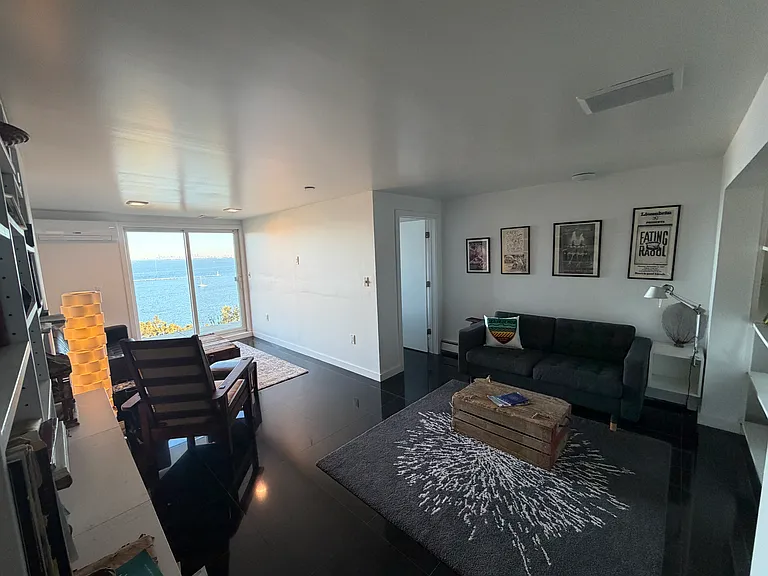 Additional lounge/TV area