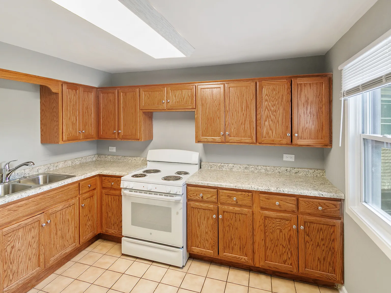 2 bed, 990 sqft, $1,525 — Photo 2