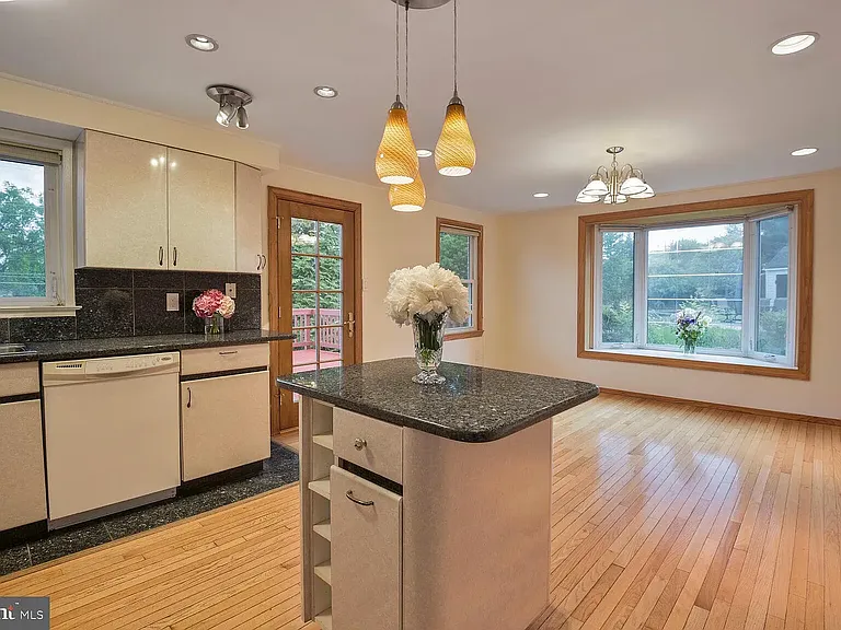 9321 Bentridge Ave — Photo 17