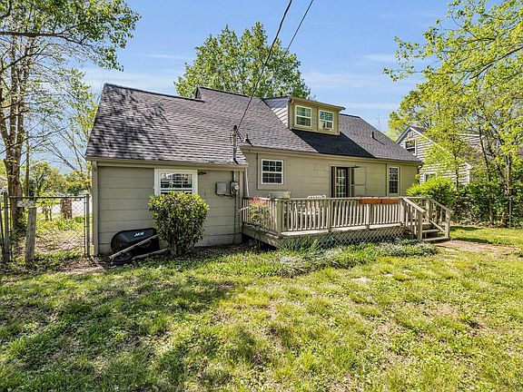 5th image of 411 S Sweetbriar Ave