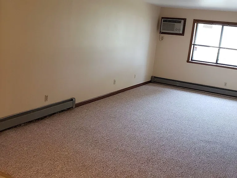 512 E Bronson Rd — Photo 7